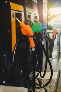 Gaz pompası püskürtme uçlarını bir benzin istasyonu hizmetinde.