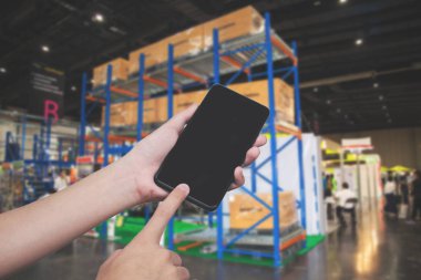 Elini tutun ve dokunmatik ekranlı akıllı telefon veya cep telefonu bulanık içinde salonu.