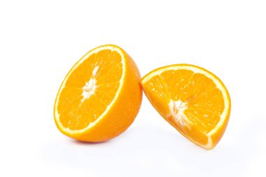 Beyaz arka planda turuncu meyve izole.