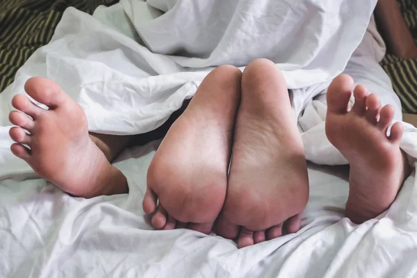 Фото Мужских Ног На Кровати