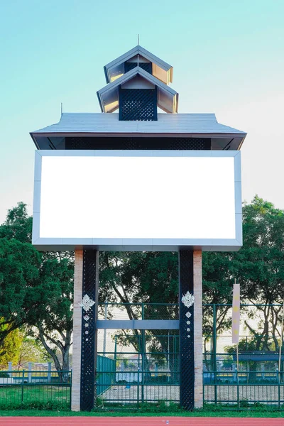 Tablero Publicitario Blanco Con Techo Exterior — Foto de Stock