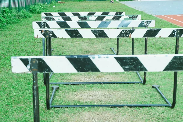 eski spor engelli yarış yeşil sahada.