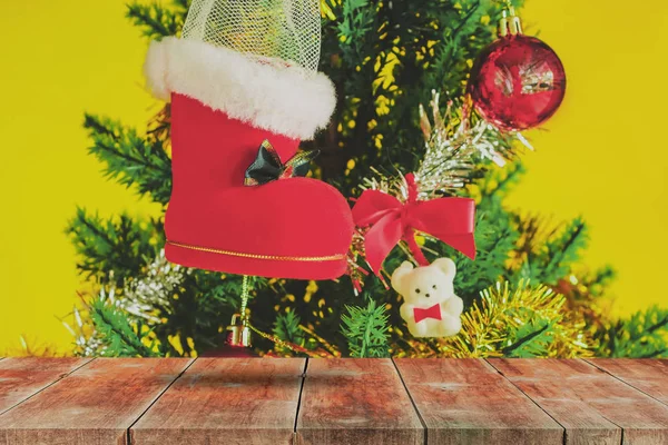 Ξύλου Πόδια Και Κόκκινη Χριστουγεννιάτικη Μπότα Δώρο Χρώμα Φόντου — Φωτογραφία Αρχείου