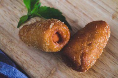 Ev yapımı yiyecek sosis kızarmış ekmek rulo.