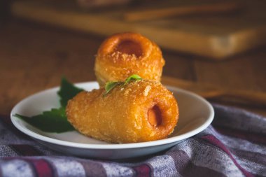 Ev yapımı yiyecek sosis kızarmış ekmek rulo.