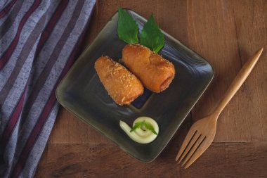 Ev yapımı yiyecek sosis kızarmış ekmek rulo.