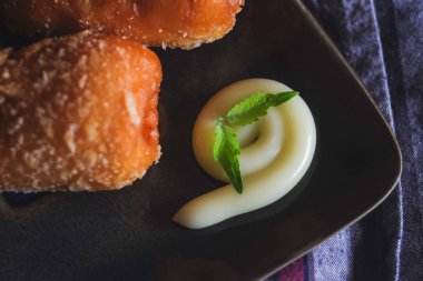 Ev yapımı yiyecek sosis kızarmış ekmek rulo.