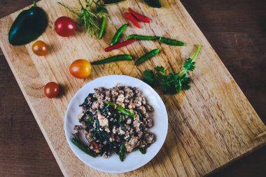 Pat-Ka-Praw-Moo Tay street gıda. Sıcak ve baharatlı domuz pirzola ve fesleğen kızarmış.