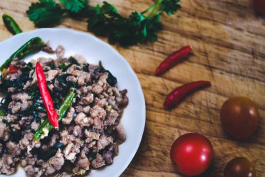 Pat-Ka-Praw-Moo Tay street gıda. Sıcak ve baharatlı domuz pirzola ve fesleğen kızarmış.