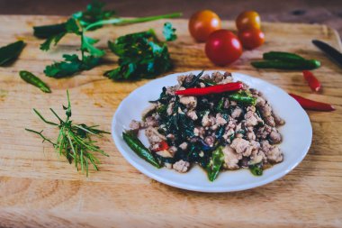 Pat-Ka-Praw-Moo Tay street gıda. Sıcak ve baharatlı domuz pirzola ve fesleğen kızarmış.