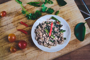 Pat-Ka-Praw-Moo Tay street gıda. Sıcak ve baharatlı domuz pirzola ve fesleğen kızarmış.