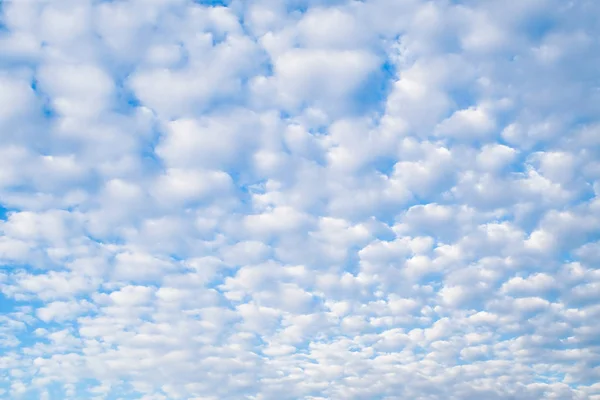 Блакитне Небо Хмарами Поза Дверима Пейзажний Фон — стокове фото
