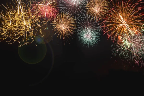 Renkli gökyüzü siyah tatil yeni yıl festival içinde havai fişek.