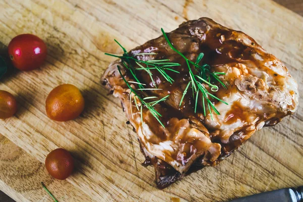 Ahşap masa üzerinde ızgara et domuz kaburga.