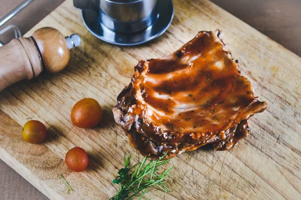 Ahşap masa üzerinde ızgara et domuz kaburga.