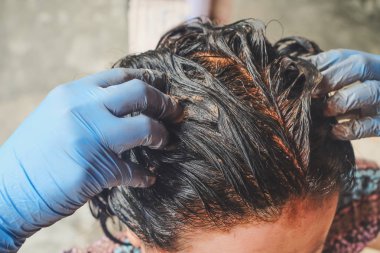 Ev yapımı saç tedavi gri saçlı gidermek için çamur ile