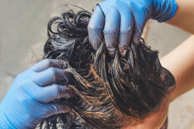 Ev yapımı saç tedavi gri saçlı gidermek için çamur ile