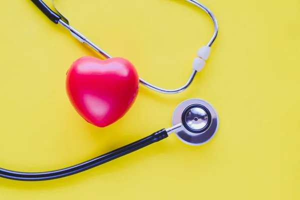 Stethoskop Mit Rotem Herz Auf Gelbem Vintage Hintergrund — Stockfoto