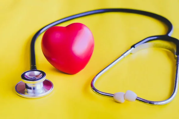 Stethoskop Mit Rotem Herz Auf Gelbem Vintage Hintergrund — Stockfoto