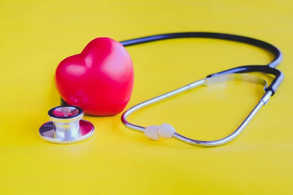 Stéthoscope Avec Coeur Rouge Sur Fond Vintage Jaune — Photo