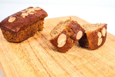 Ev yapımı muzlu kek bademli ve beyaz zemin üzerine fındık ile.