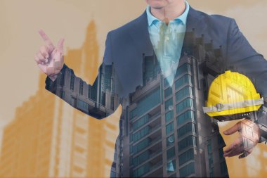 İşçi güvenliği için sarı kask tutan mühendisi çift pozlama 