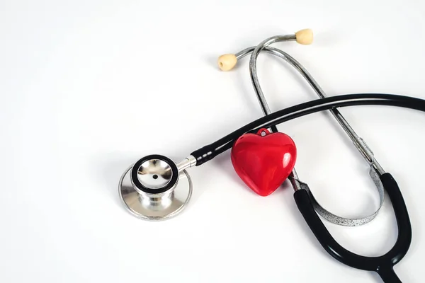 Estetoscopio Con Corazón Rojo Sobre Mesa Blanca Accesorios Médicos Con — Foto de Stock