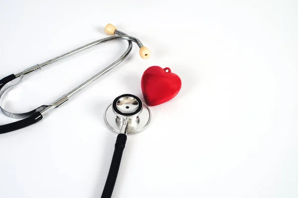 Stethoskop Mit Rotem Herz Auf Weißem Tisch Medizinisches Zubehör Mit — Stockfoto