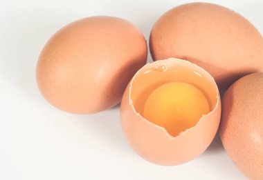 Taze ve çiğ tavuk yumurta yumurta beyaz arka plan üzerinde.