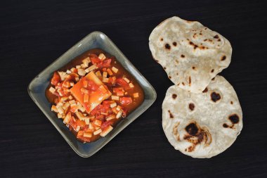 Ünlü Hint yemeği: paneer tereyağı masala baharatlı körili çanak. 