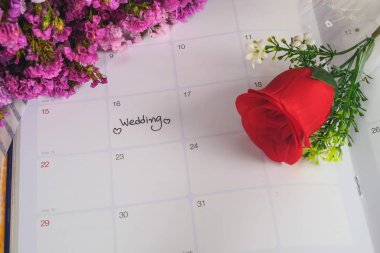 Uyarı mektubu düğün günü takvim kırmızı gül ile planlama.