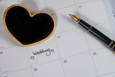 Uyarı mektubu düğün günü siyah kalp işareti ve dolma kalem ile planlama takvimi 