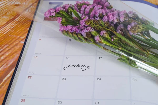 提醒婚礼当天在日历规划与鲜花 — 图库照片