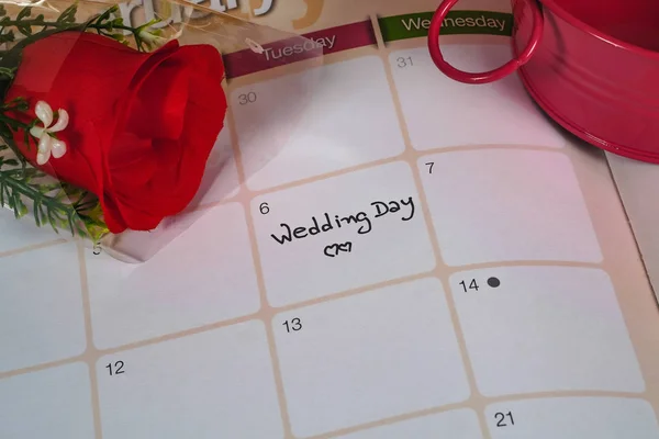 提醒婚礼日在日历计划与红玫瑰 — 图库照片