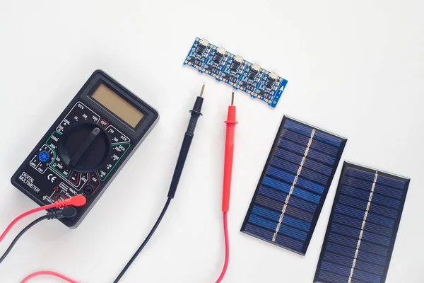 背景上的迷你太阳能电池板和工具 — 图库照片