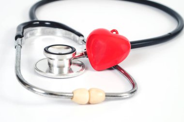 Stetoskop beyaz masada kırmızı kalp ile. Kopya alanı ile tıbbi aksesuarları.