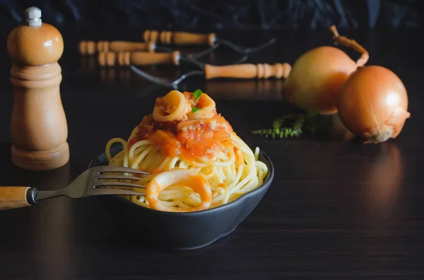 Spaghetti Mit Tomatensauce Und Basilikum Auf Teller Auf Dunklem Tisch — Stockfoto