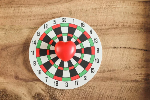 Corazón Rojo Con Flecha Color Sobre Fondo Textura Madera — Foto de Stock