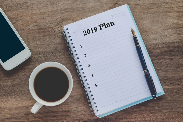 2019年书笔记上的计划文本, 一杯咖啡、笔和智能手机 — 图库照片