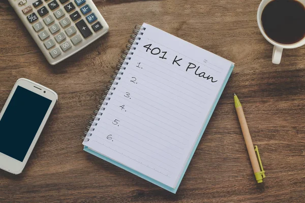 401k 计划文本在书笔记与一杯咖啡, 笔和智能手机 — 图库照片