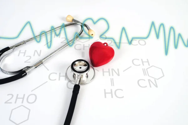Stethoskop mit rotem Herz auf weißem Tisch. Medizinisches Zubehör w — Stockfoto
