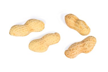 Fıstık kabukları beyaz arka plan üzerinde.