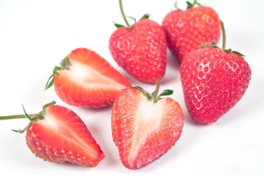 Grup çilek beyaz zemin üzerine.