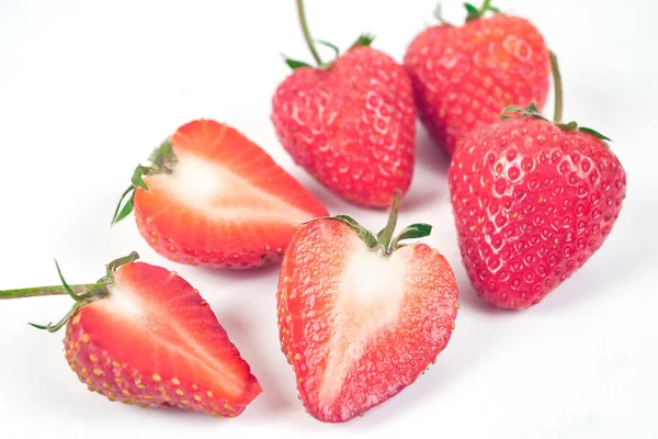Grup çilek beyaz zemin üzerine.