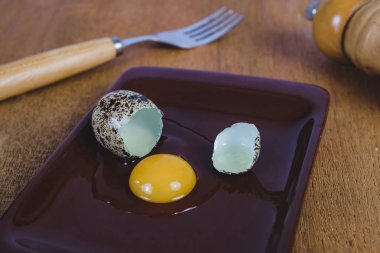 Bıldırcın yumurtası plaka eski ahşap masa arka plan üzerinde.