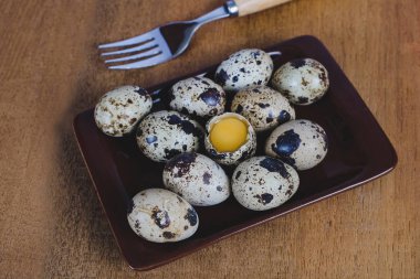 Bıldırcın yumurtası plaka eski ahşap masa arka plan üzerinde.