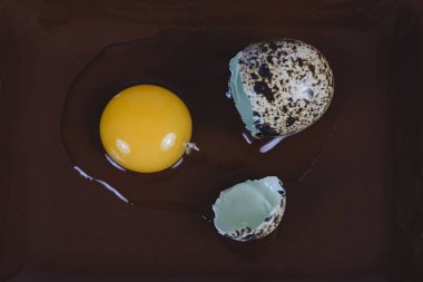 Bıldırcın yumurtası plaka eski ahşap masa arka plan üzerinde.