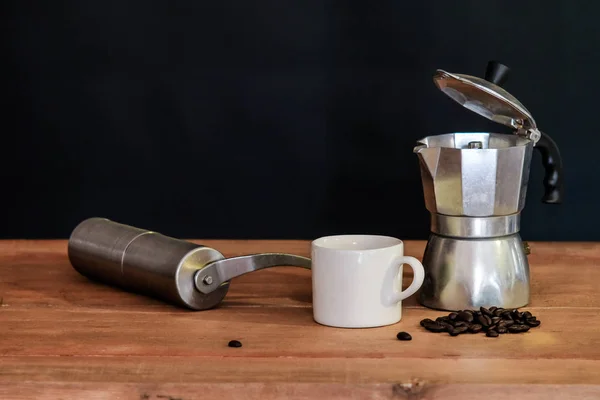 Stillleben Kaffeemaschine und Tasse auf dem Tisch. — Stockfoto