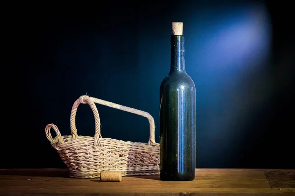 Botella de vino vieja y sucia en la mesa . — Foto de Stock