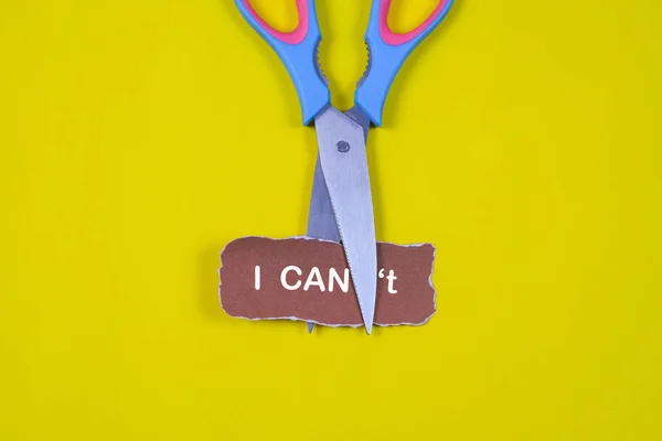 Cortar a palavra CAN 't assim que escreveu CAN.Can' t é Can Concept . — Fotografia de Stock